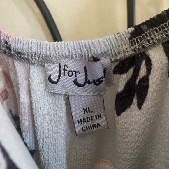 Chic Floral Jumpsuit in Pink and Black - Picture 3 of 3